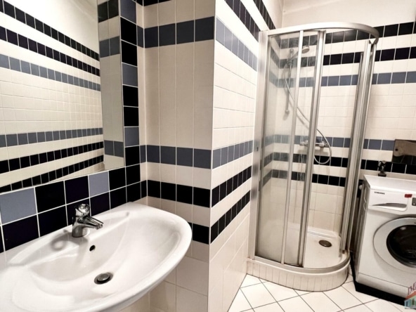 2. Badezimmer mit Duschbereich und Waschmaschine