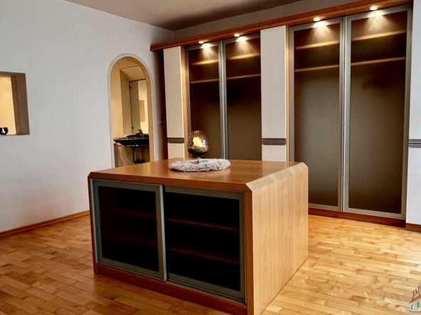 Schlafzimmer mit Kleiderschrank
