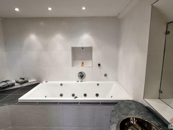 Badezimmer mit Whirlpoolwanne