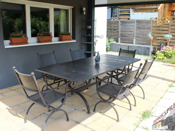 Terrasse Essbereich mit Leinwand für Filmabende und Pergola