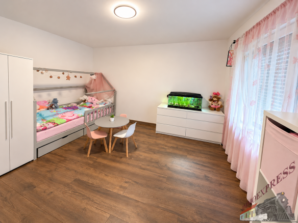 Helles Kinderzimmer mit Spielbereich