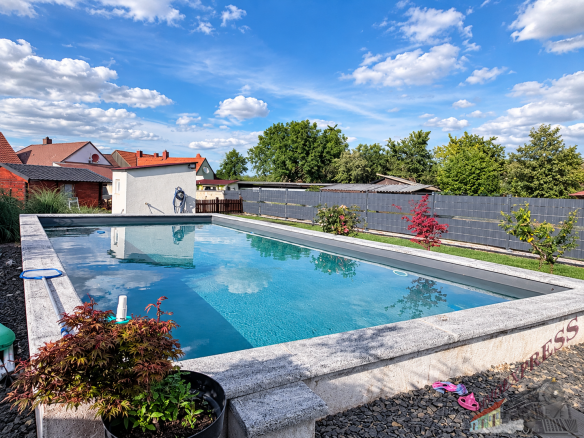 Hinterhofpool unter blauem Himmel