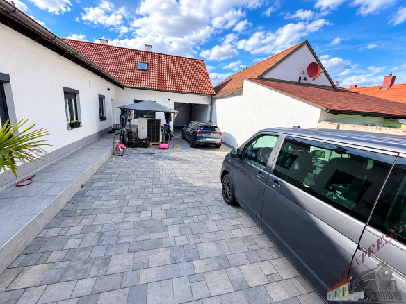 Hofeinfahrt mit Van und Sommerhimmel