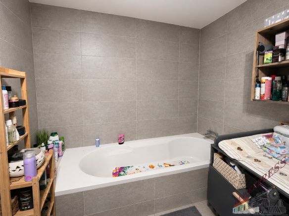 Modernes Familienbad mit Kinderwanne